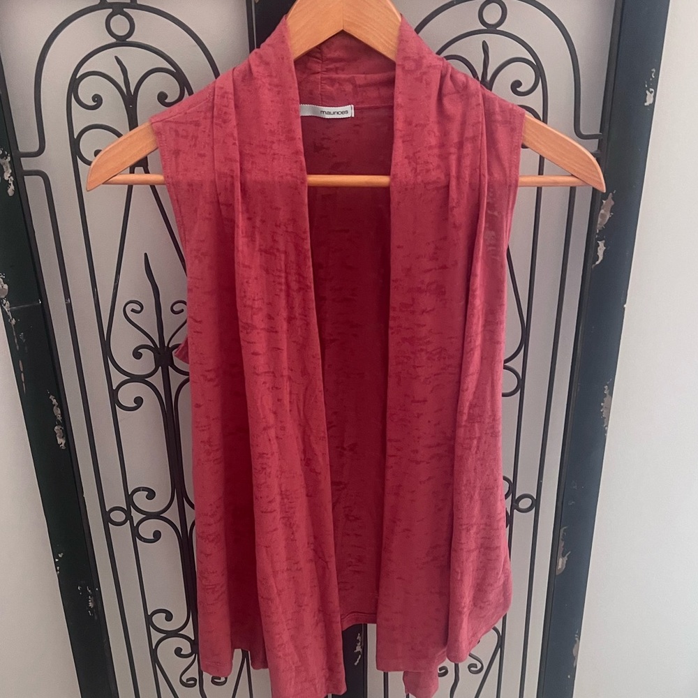 Sleeveless cardigan in pale copper, lightweight, rouched neck.